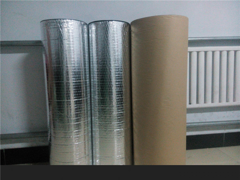 鋁箔橡塑板保溫墻作為一種新型的建筑材料，在現(xiàn)代建筑領(lǐng)域得到了廣泛的應(yīng)用。其獨(dú)特的性能特點(diǎn)和優(yōu)勢(shì)，使其在保溫、隔熱、防火、隔音等方面表現(xiàn)出色。本文將詳細(xì)介紹鋁箔橡塑板保溫墻的特點(diǎn)、優(yōu)勢(shì)以及應(yīng)用領(lǐng)域。