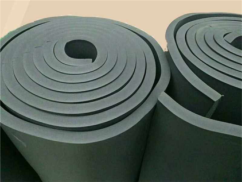 在現(xiàn)代的建筑和工程領(lǐng)域，保溫材料的應用越來越廣泛。其中，橡塑板和鋁箔板因其出色的保溫性能和實用性，成為了眾多工程項目中的理想選擇。本文將為您詳細介紹這兩種保溫材料的特點及應用。